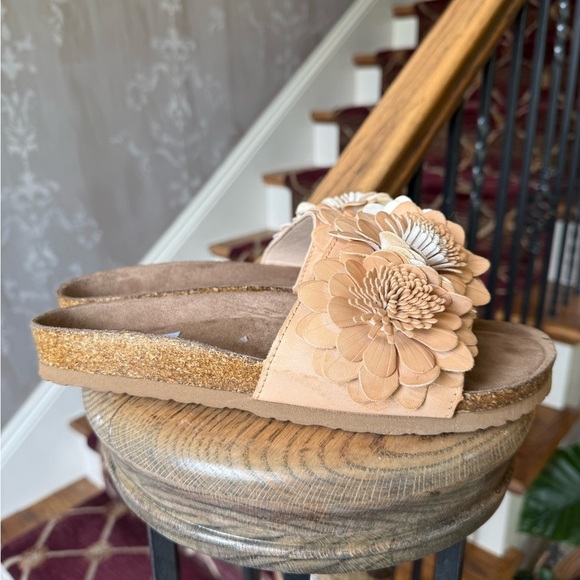 NOT RATED ladies slip on sandal NWOT 8 1/2 brand new never worn tan soft flowers - Picture 6 of 13